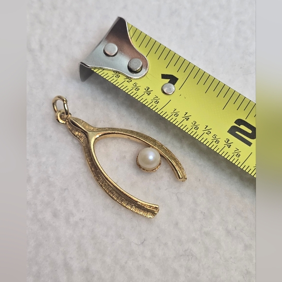 Wishbone faux pearl pendant, gold tone - Picture 3 of 5